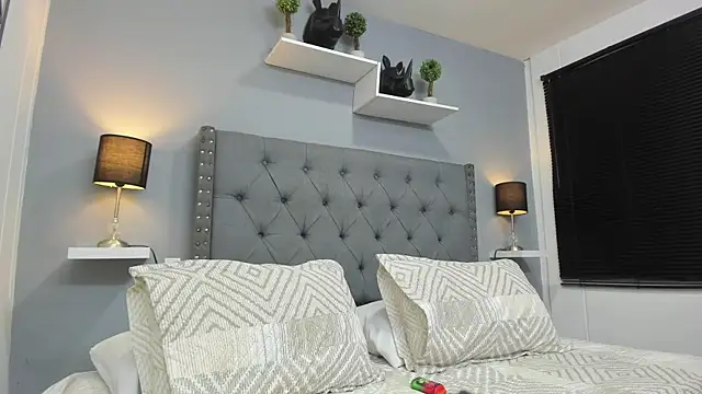 violeta_and_maxx's cam snapshot