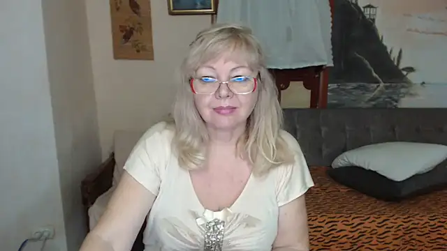 EvelynLoveShy live sex cam