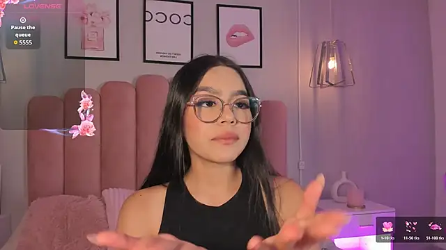 mara_swan_'s cam snapshot