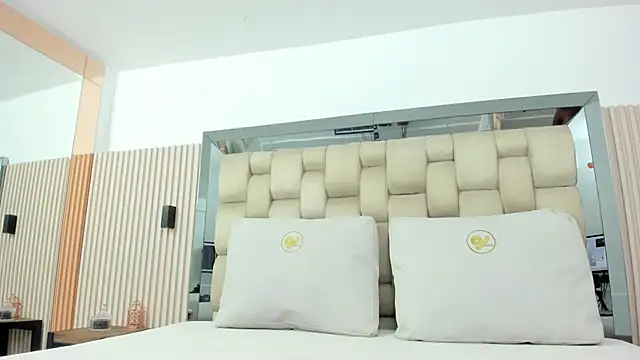 ikia_lopez_'s cam snapshot