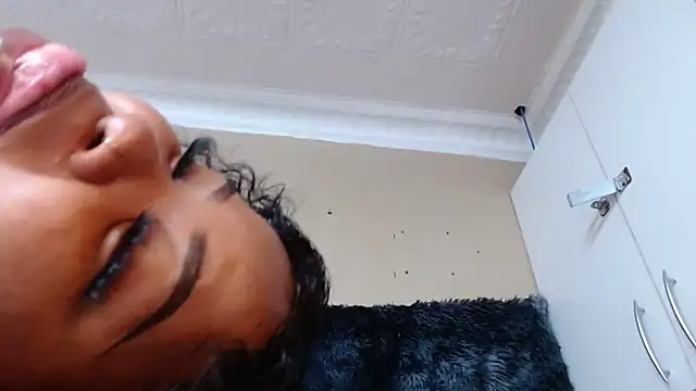 HugeJugs44DDD's cam snapshot