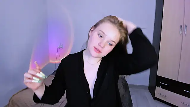 LaseyMoon live sex cam