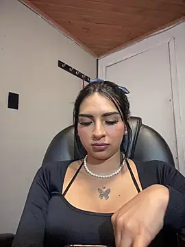 Hilary_pinkk's cam snapshot