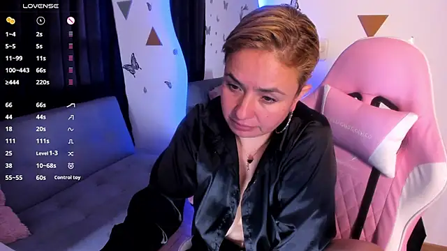 luciamature_'s cam snapshot