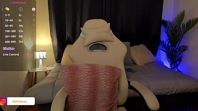 dakottaa_'s cam snapshot