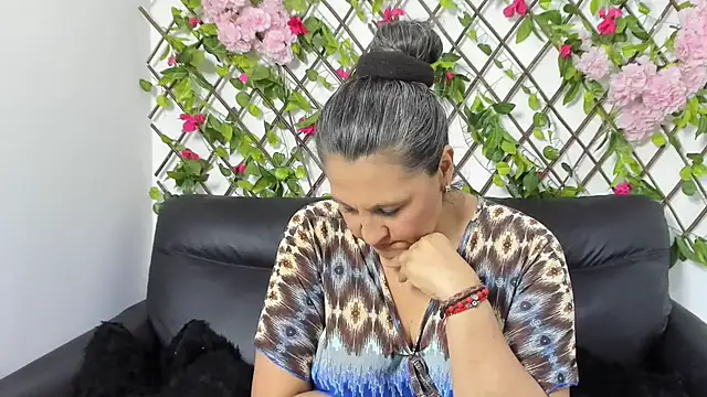 merlyna_goldens's cam snapshot