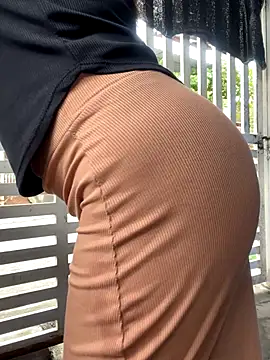 BigAssBee live sex cam