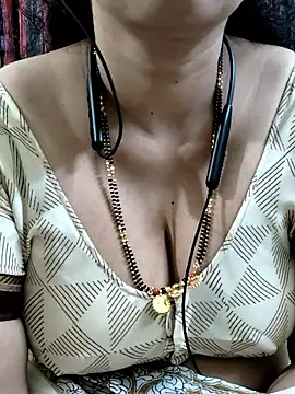 bhuvana_555's cam snapshot