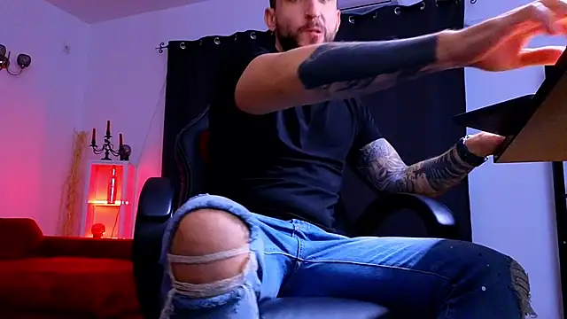 MightyAaron66 live sex cam