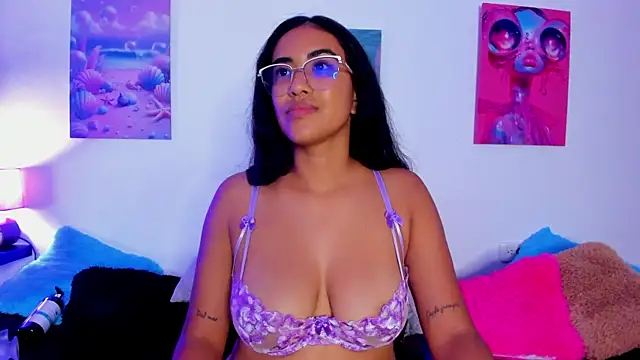 tyra_bankss_'s cam snapshot