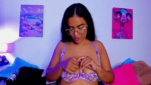 tyra_bankss_'s cam snapshot