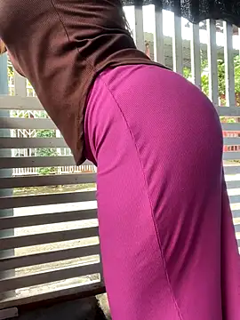 BigAssBee live sex cam