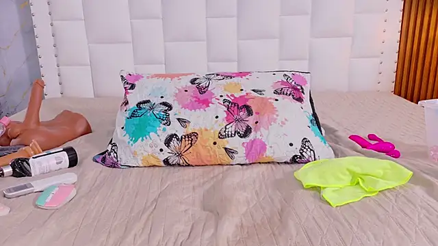 naughty_ebonyy's cam snapshot