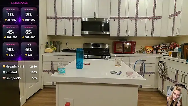 Blondiewithanass live sex cam