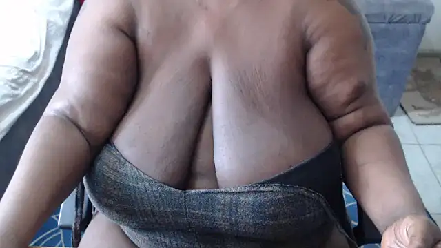 BIG_BOOBS_ASS_QEEN's cam snapshot