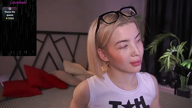 LindaThacker live sex cam