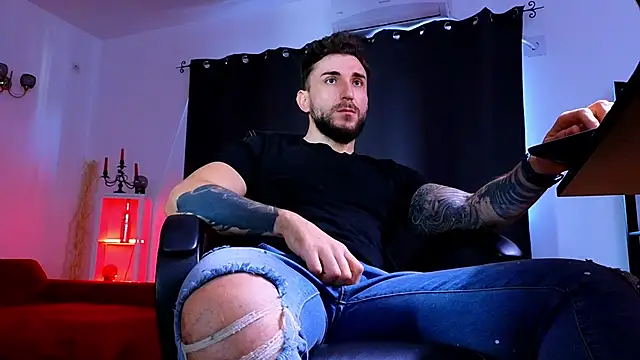 MightyAaron66 live sex cam