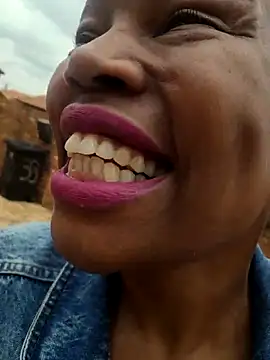 AfricanSquirtingQueen live sex cam