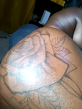 Hugemassivebootie live sex cam