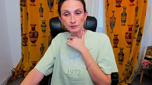 NaughtyWifey1's cam snapshot