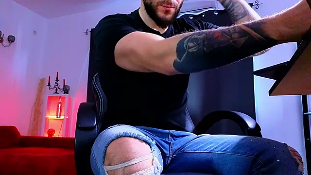 MightyAaron66 live sex cam