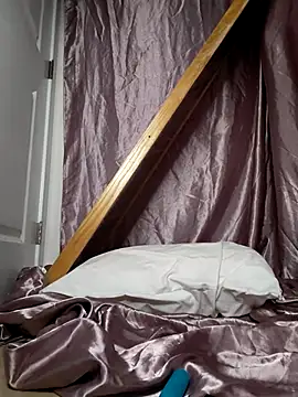 sluttyAlly21_'s cam snapshot