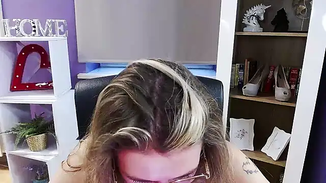 Zoey_Erotic's cam snapshot