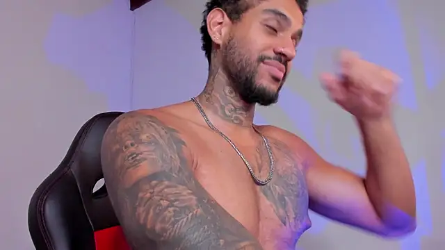 LuigiVitale_1's cam snapshot