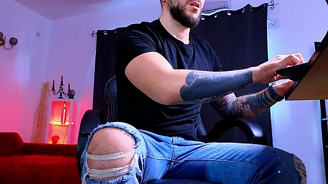 MightyAaron66 live sex cam