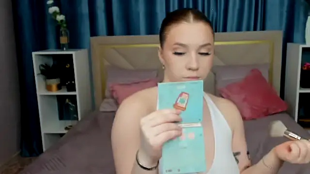 ElisGlow live sex cam