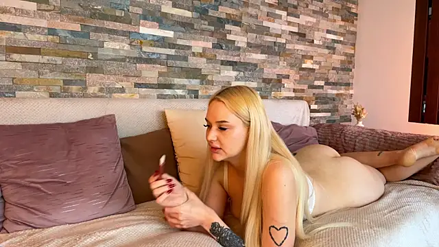 Aurora_Asti's cam snapshot