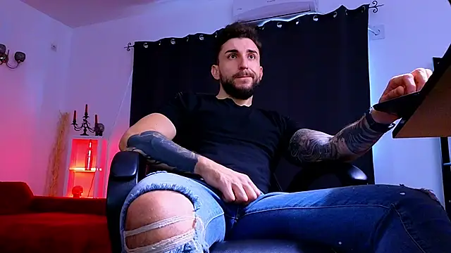 MightyAaron66 live sex cam