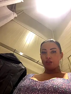 CrazzyChicks live sex cam