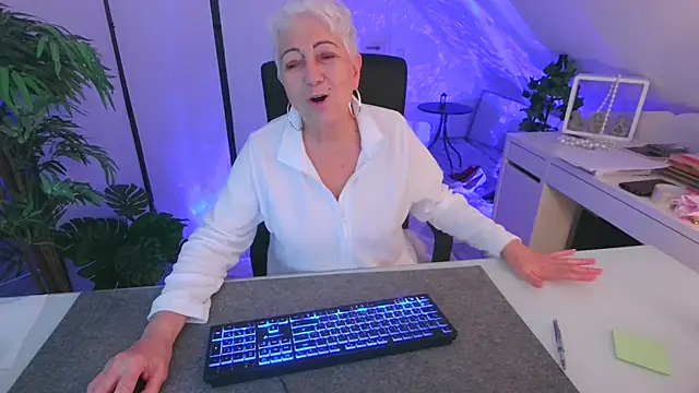 LovelyHelena's cam snapshot