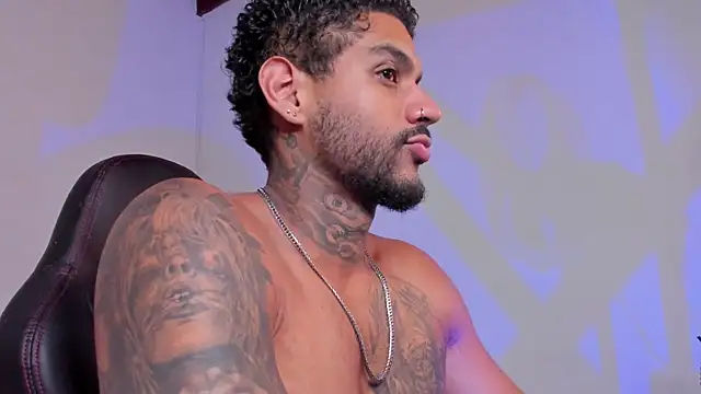 LuigiVitale_1's cam snapshot