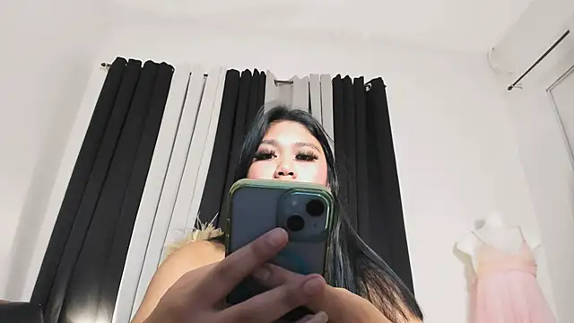 SpicyAlyssa69 live sex cam