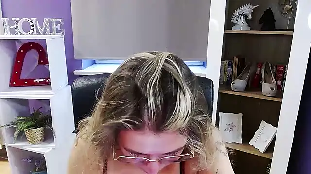 Zoey_Erotic's cam snapshot