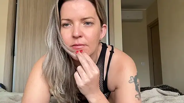 naughtyhollyxxxx's cam snapshot