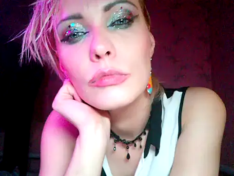 WildMissNiks live sex cam