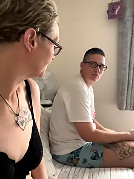 Curvy-Jinx live sex cam