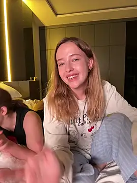 Nura_n_Sarah live sex cam