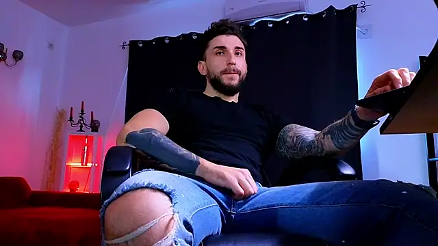 MightyAaron66 live sex cam