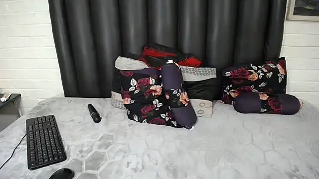 CandyBoobsXxx33's cam snapshot