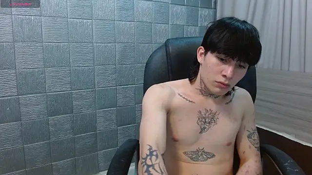 Iantwink18 live sex cam