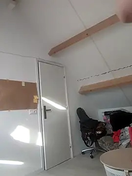 sissy_whore_mira's cam snapshot