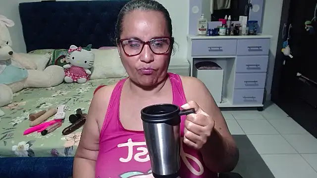 pervert_mommy_'s cam snapshot