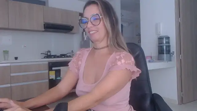 LovePaula live sex cam