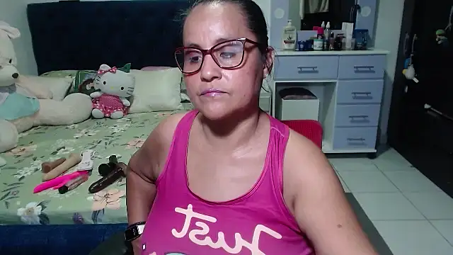 pervert_mommy_'s cam snapshot