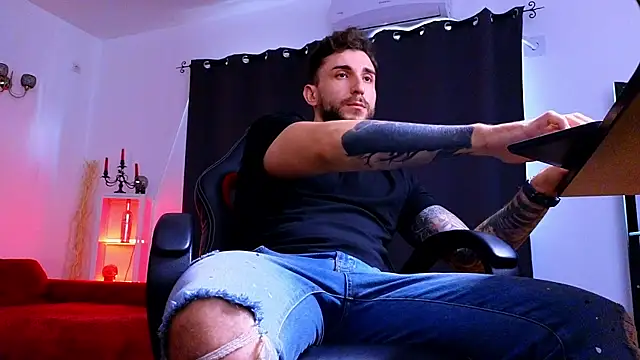 MightyAaron66 live sex cam