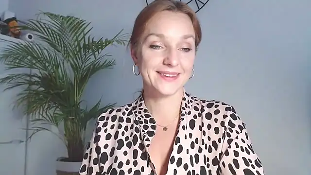 AliciaDesire live sex cam